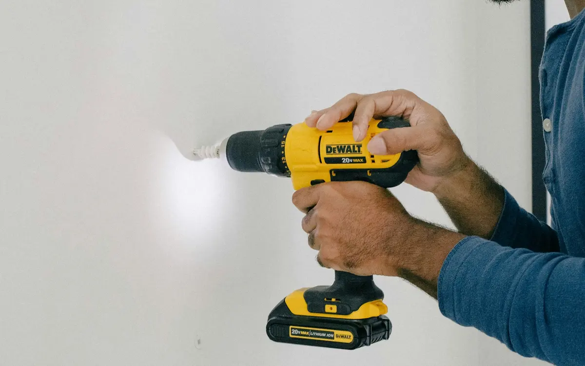 Profissional usando furadeira em parede